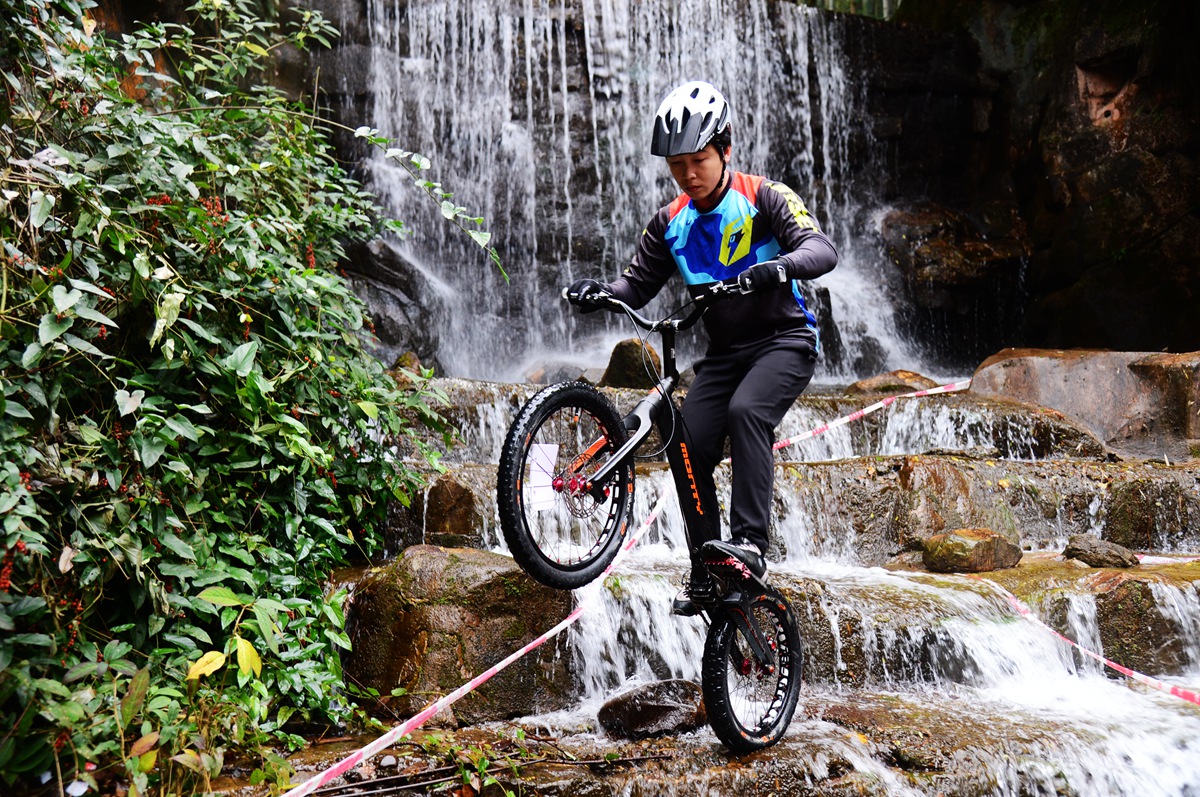 关于极限单车攀爬赛:城市障碍的智慧突破的信息 关于极限单车攀爬赛:城市障碍的智慧突破的信息