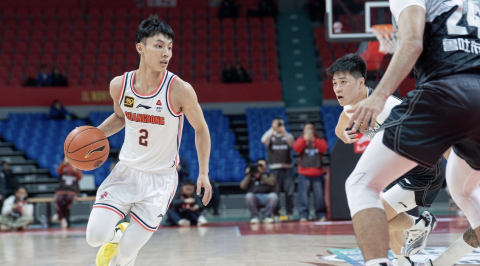 广东宏远再度夺冠,球队展现强大实力 广东宏远再度夺冠,球队展现强大实力